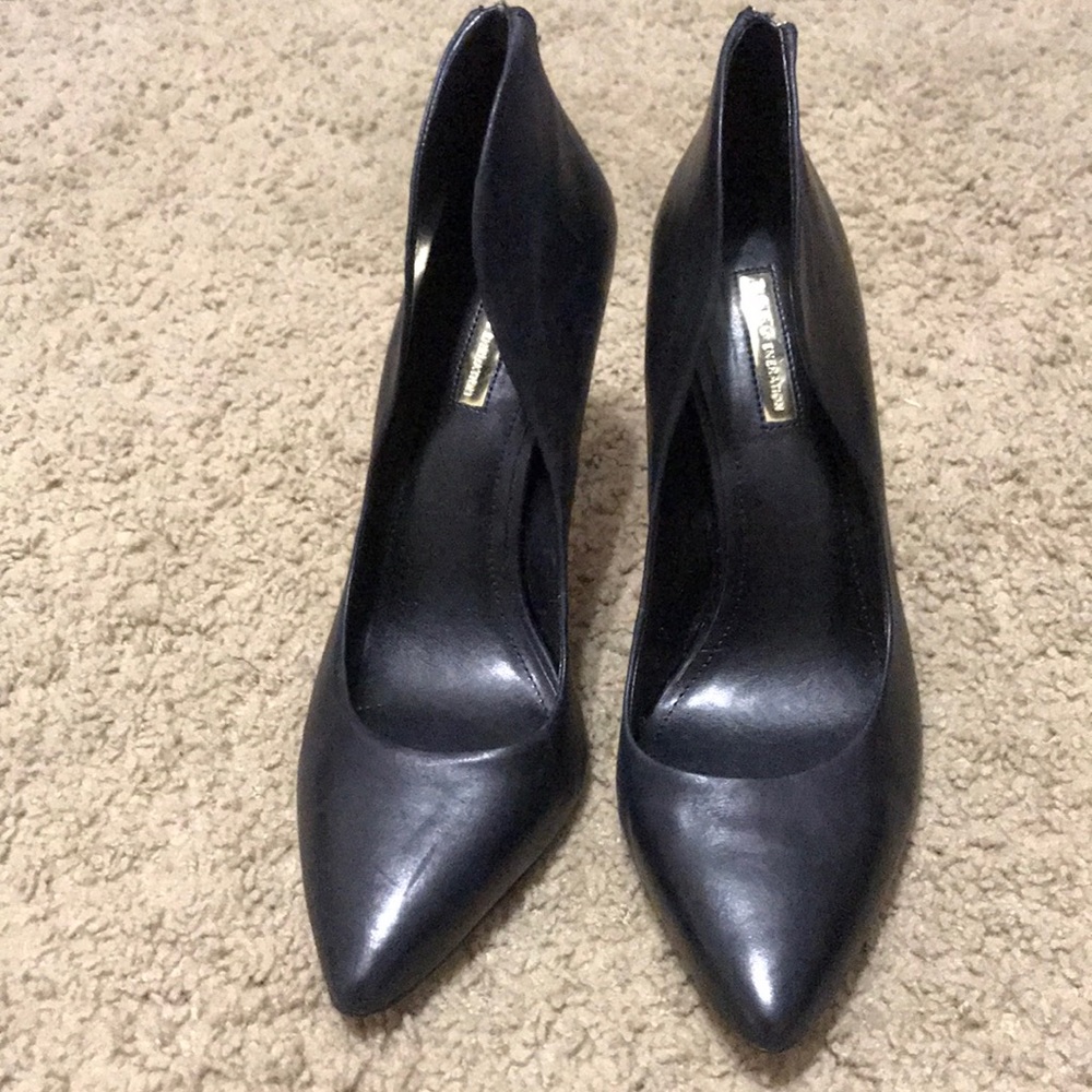 Black sexy BCBG pumps never worn!
